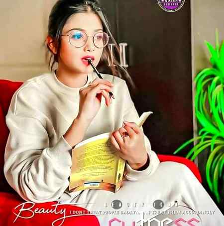یہ بارشیں بھی تم سی ہیں -💝
جو برس گئیں تو بہار ہیں -❤️
جو ٹھہر گئیں تو قرار ہیں ـ🙆
کبھی آگئیں یونہی بے سبب ـ🤷
کبھی چھا گئیں یونہی روز و شب ـ🤦
کبھی شور ہے کبھی چپ سی ہیں ـ😒
یہ بارشیں بھی تم سی ہیں ـ😍
کسی رات میں کسی یاد کو ـ🌹
اک دبی ہوئی سی راکھ کو ـ😘
کبھی یوں ہوا کہ بجھا دیا ـ🖤
کبھی خود سے خود کو جلا دیا ـ🔥
کبھی بوند بوند میں گم سی ہیں ـ 😚
یہ بارشیں بھی تم سی ہیں ۔😍😘😋misshh you Romiii .m5