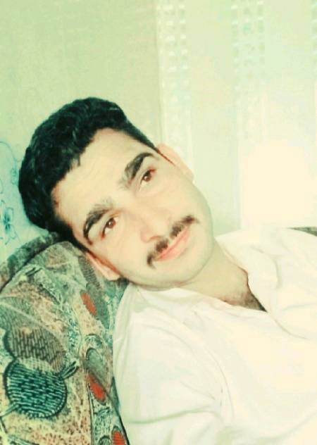 Tum gaye ho to sar e sham yeh adat thehri.
Bas kinaray pe kharay hath hilatay rehna