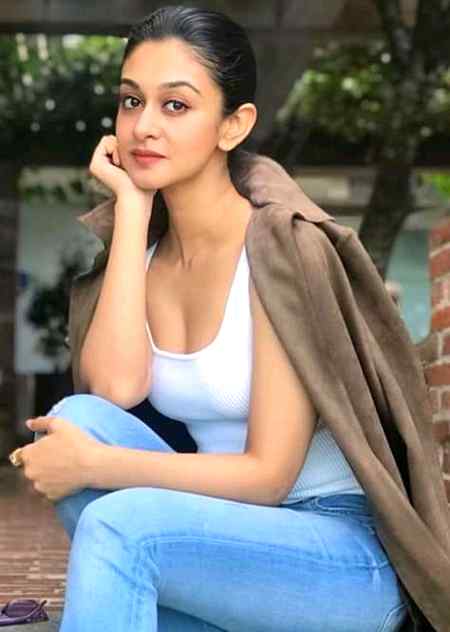 ہم نے ہی بنا رکھے ہیں افسانے ہزاروں۔۔
۔۔۔
اس نے تو کبھی ہنس کر بلایا بھی نہیں
💔💔
Hy aander se tota howa hon