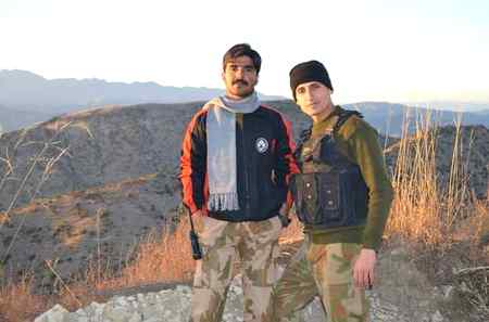 دو شیر ایک ساتھ دونوں شھید ہے 
کیپٹن روح اللہ شھید 
لیفٹنٹ فہد رضا شھید 
جنوبی وزیر ستان میں دونوں کی یادگار تصویر