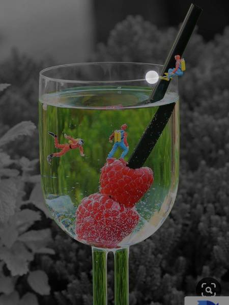 Tinny world ki beauty glass me