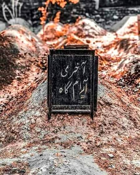 ﺍُﺳﮯ ﮐﮩﻨﺎ! ﮨﻤﺎﺭﯼ ﻗﺒﺮ ﮐﺎ ﺭُﺥ ﺑﮭﯽ ﮐﺮﻟﯿﺎ ﮐﺮﮮ ،

ﺯﻣﺎﻧﮧ ﮬﻮﺍ ﺗﯿﺮﯼ ﺟﺪﺍﺋﯽ ﻣﯿﮟ ﺩﻓﻦ ﮬﻮﺋﮯ ۔۔۔۔