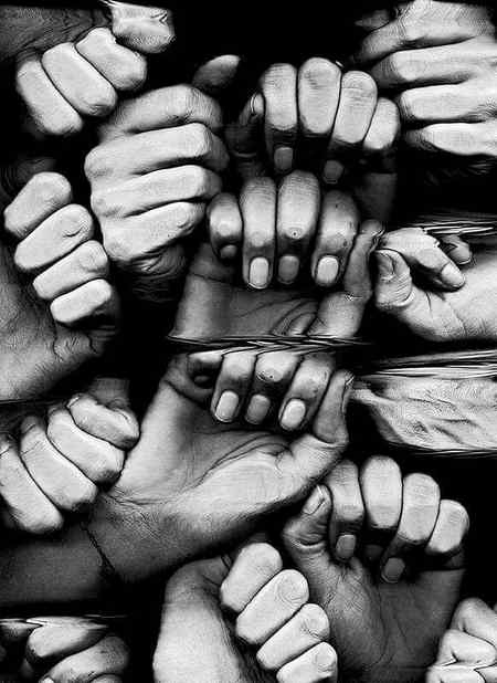 یہ تب کی بات ھے 
جب ساری خوشیاں چن لی گئیں 
اٹھانے کے لئے بس تکلیفیں رہ گئیں
اور میں دیر سے آنے والوں میں تھا