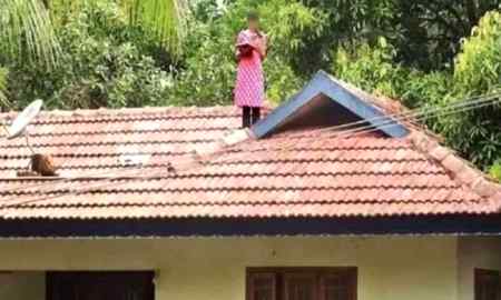 لڑکی آن لائن کلاسز لینے چھت پر چڑھ گئی



بھارت میں ایک طالبہ لاک ڈاؤن کے دوران آن لائن کلاسز لینے کیلئے گھر کی چھت پر چڑھ گئی اور وہاں بیٹھ کر کلاس اٹینڈ کی۔بھارتی میڈیا سے جاری خبروں کے مطابق بھارتی ریاست کیریلا میں نمیتا نامی طالبہ کرونا وائرس کے دوران آن لائن کلاس کی خاطر بہتر انٹرنیٹ سگنلز کے لیے گھر کی چھت پر چڑھ گئی۔نمیتا انگریزی میں بیچلرز کر رہی ہے اور وہ پانچویں سمسٹر کی طالبہ ہے جنہیں آن لائن کلاسز کے دوران انٹرنیٹ کے سگنلز کی وجہ سے دشواری کا سامنا تھا۔گھر کے کمرے میں فون کے ڈیٹا سگنلز بے حد خراب آنے کی وجہ سے وہ گھر کی چھت پر چڑھ گئیں تاکہ بنا کسی دشواری کے وہ آرام سے آن لائن کلاسز لے سکے۔سوشل میڈیا پر نمیتا کی تصاویر خوب وائرل ہوئی جس کے بعد کمپنی کے ٹیکنیکل اسٹاف نے نمیتا سے رابطہ کیا اور ان کے گھر آئے 🤠👍👍