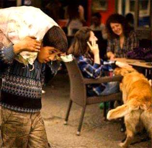 مسکراتے ہوئے میں بات بدل دیتا ہوں
جب کوئی مجھ سے مرے گھر کا پتہ پوچھتا ہے. 😓💔