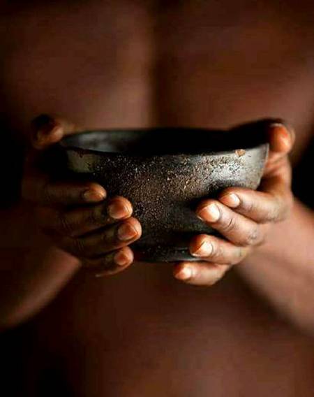 ﮐﺸﮑﻮﻝ ﻣﯿﮟ ﮨﺮ ﺷﺤﺺ ﮐﯽ  ﺍﭘﻨﯽ ﺍﻧﺎ ﮨﮯ
ﺧﯿﺮﺍﺕ ﻣﯿﮟ ﺑﻬﯽ ﻟﻮﮒ  ﻣﺤﺒﺖ ﻧﮩﯿﮟ ﺩﯾﺘﮯ