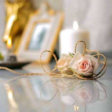 کسی دُوسرے کے  لیے اپنی زبان پر مچلتے تلخ لفظوں کو صرف اللّٰہ کی رضا کے لیے روک لینے سے جو بعد میں سکون ملتا ہے وہ اُس سکون سے کہیں زیادہ ہوتا ہے جو صرف وقتی طور پر کسی کو اپنی زبان کے نشتر سے زخمی کر کے ملے...!
یقین جانیے اللّٰہ کی خاطر جو بُرائی  چھوڑی جائے وہ احساس اور وہ خوشی  رُوح کو سکون دیتی ہے، دل گھبراہٹوں سے پاک ہو جاتا ہے دماغ فالتو کا شور مچانا بند کر دیتا ہے...!
کیونکہ یہ احساس ہی بہت خوبصورت ہے کہ میں نے اللّٰہ کی خاطر اپنے نفس کی خواہش  کو قربان کر دیا...!
پھر اسکا اجر دونوں جہانوں میں بے شمار ہے...! ❤️