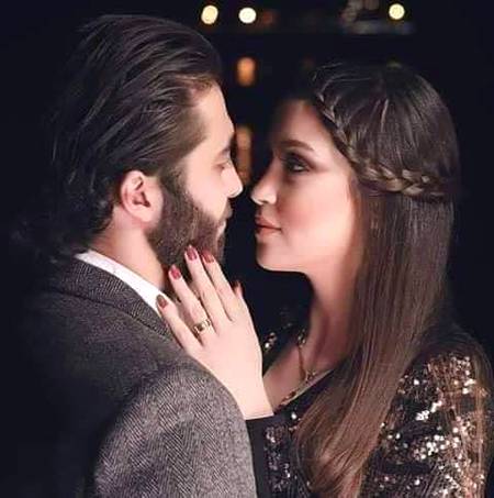 یوں مسلسل مجھے تکنے کی نہ عادت ڈالو
یہ نہ ہو آنکھ جو جھپکو تو بکھر جاؤں میں