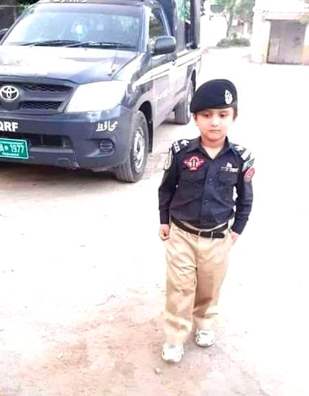 تمہارے   لشکروں  کا    کیا    خوف   مجھے  ....
مجھے   تو   خود   اپنے   ارادوں   سے  ڈر لگتا ہے. ..