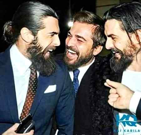 تھوڑی بہت خو عزت تھی وہ بھی تار تار کر کے رکھ دی انہوں نے ہمارے اداکاروں کی جو عورتوں کی طرح میک اپ کرتے ہیں مرد ہو کر عورتوں کی طرح  چلتے ہیں
بیڑا غرق کر کے رکھ دیا جو قومی زبان کے بجائے منہ ٹھیڑا کر کے انگریزی بولتے ہیں اور ٹھُس کر دیا انڈین ہندو نما مسلمان فلمی ایکٹروں کو 
ان کی برسوں کی محنت کو نالیوں میں بہا دیا  اب وہ سارے انڈین اور پاکستانی فنکار پرانے لنڈے بازار کی جنس لگتے ہیں 
ان داڑھی والوں نے  بات بات میں فقرے فقرے میں جناب  رسول اللہ  صلی اللہ علیہ وسلم, صحابہ رسول اور اسلام کا نام لے لے کر نام بنایا کامیابیاں سمیٹیں 
یاد رہے ہمیں ان کی ذاتی زندگیوں سے کیا لینا دینا  بس ان کا شکریہ کہ انہوں نے اپنے چہرے میں ہمیں تاریخ کے مجاہدوں کی ایک جھلک دیکھا دی یہی اصل اداکاری ھے یہی ہماری پہچان ہے.. سلام ترک قوم