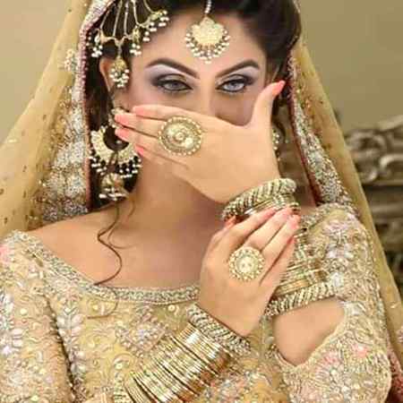 Zmana kehta h bri dil kash ankhen hn tumari_____!!
  Inhen kiya pta in ankhon ma yar bsaa h mera 👈👈😍