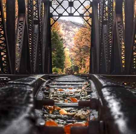 چلو پھر کاغزوں پر داستان درد لکھتے ہیں 
زمانہ منتظر ہو گا غموں پر مسکرانے کا