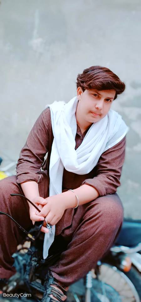 بہت گہری تھی رات لیکن ھم سوئے نہیں 
درد بھی بہت تھا دل میں مگر ھم روئے نہیں 
کوئی نہیں ھمارا جو پوچھے ھم سے بھی 
جاگ رہے ھو کس لیے اور کس لیے سوئے نہیں