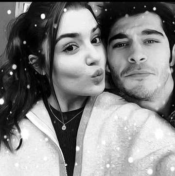 ﺯﻧﺪﮔﯽ ﺳﺮ ﺩﺭﺩ ﮨﮯ ﺗﻮ ﺍﺱ ﻣﯿﮟ
ﺳﮑﻮﻥ ﺩﯾﻨﮯ ﻭﺍﻟﯽ ﭼﺎﺋﮯ ھﻮ ﺗﻢ