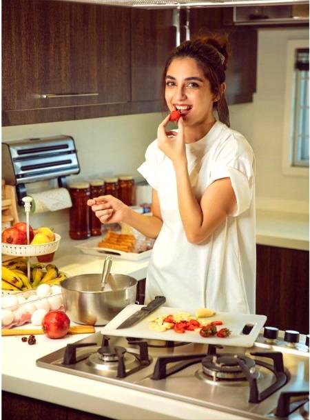 لفظ:کچن
تشریح: دماغ خراب کرنے والی جگہ 😛😒