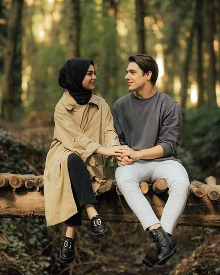 بدلتے لہجے کے سائے میں بدلتی نہیں محبتں۔۔
ہاتھوں میں ہاتھ ہو تو لکیریں مل ہی جاتی ہیں..