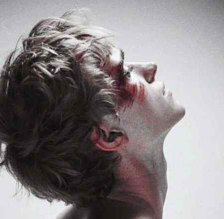 ہمارے  دور   میں  اس  قدر  دُکھ  ہیں 
*
کہ اگلی نسل پڑھے گی الف سے اداسی•