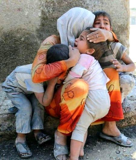 *غریب ماں اپنے بچوں کو پیار سے یوں مناتی ھے ....*

*پھر بنا لیں گے نئے کپڑے، یہ عید تو ہر سال آتی ھے...*