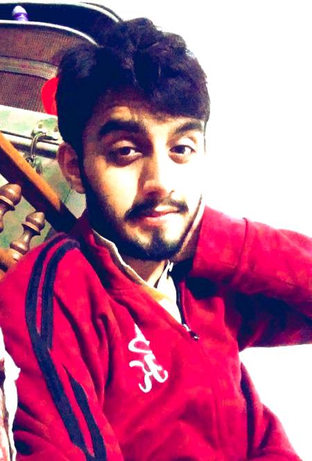 خاموش سا ماحول ہے، بے چین سی کروٹ
نہ آنکھ لگ رہی ہے، نہ رات کٹ رہی ہے..🖤