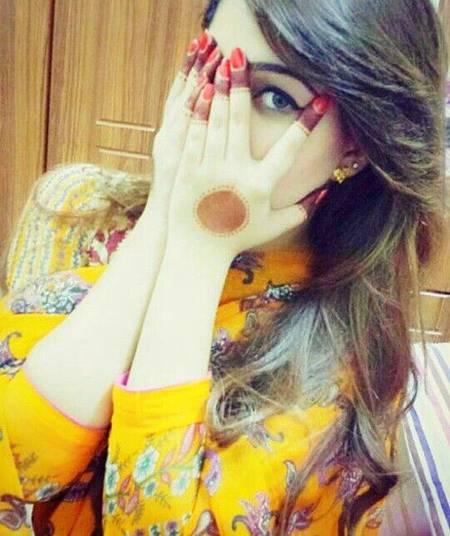 Dekhnay main tu bohut masoom Hun main lekin yaqeen janay dilon ka chaen cheen leti hun.. Um e Hani