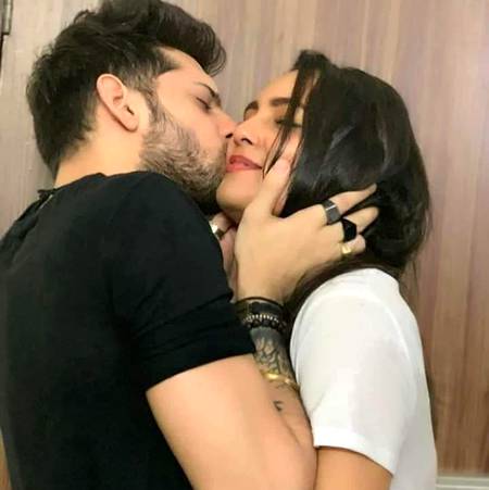 طلب_بوس_ پر جھنجھلا کے یہ ان کا کہنا
کیوں مرے جاتے ہو ٹھہرو تو ذرا🙈دیتے ہیں💏💋💕M@hi💕