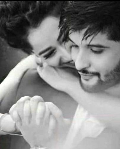 اور پھر صحیح انسان کا چومنا بھی دُکھوں کو کم کر دیتا ہے۔😘🖤 - H∆mzıı.. 🤹♂️�