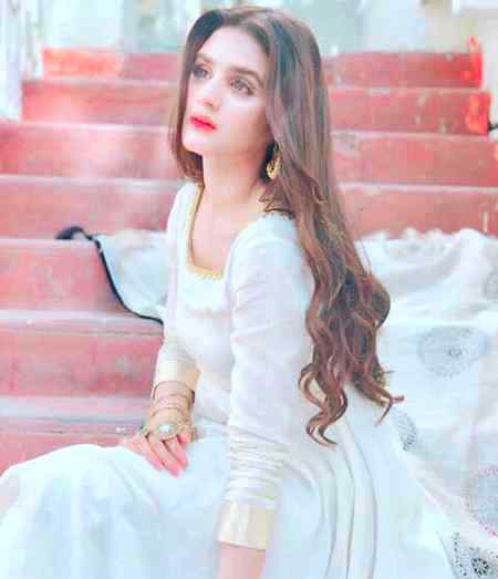 PhOol tOh hur rung k mil jaye gE TumhE 
Mgr 
Hur rung sE khUshbOo hmari nhi ayE gii