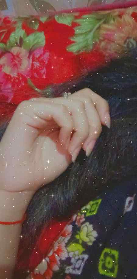 ایک منٹ بھی ایسا نہیں گزرا کہ اُس کی یاد نہ آئی ہو یا اُس کے خیال سے کوئی لمحہ خالی ہوا ہو، بس بہت سی باتیں ایسی ہوتی ہیں جو انسان کو اندر ہی اندر کھا جاتی ہیں..جو قابلِ بیان نہیں ہوتی چاہ کر بھی انسان رابطہ نہیں کر سکتا اب تک کی کیفیت سے اتنا سیکھا ہے کہ بھول جانا بھلا دینا محبت ختم ہو جانا یا نفرت کرنے لگنا یہ محض باتیں ہوتی ہیں... حقیقت یہ ہے کہ جن سے ایک دفعہ دل سے رشتہ جڑ جائے ناں تو نہ تو انکو بھلایا جاتا ہے اور نہ اُن سے کنارہ کیا جاتا ہے اور نفرت کا تو سوال ہی پیدا نہیں ہوتا جو چھوڑ جائے تو یہ ضروری تو نہیں کہ ان سے محبت نہ کی جائے بہت آسان ہے نہ تعلقات ختم ہونے پر نمبر ڈلیٹ کرنا کسی کو بلاک کرنا کسی کی تصویریں مٹا دینا پتہ ہے سب سے مشکل کیا ہے..کسی کی یادوں سے خود کو آزاد کرنا....!!