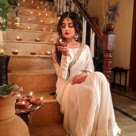 🔥
تُم کُچھ ایسے بِچھڑ گئے مُجھ سے
غَم کے سائے ڈھلے نہیں ڈھلتے
آ بھی جاؤ کہ اَب منڈیروں پر
مُدّتوں سے دِیے نہیں جَلتے...