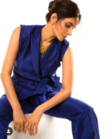 Saba Qamar stylish lady