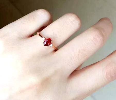 وہ  پہنتی ہے بڑی چاہ سے اک سُرخ عقیق

بھلا اس طرح ہوتا ہے پتھر کو گوارہ پتھر