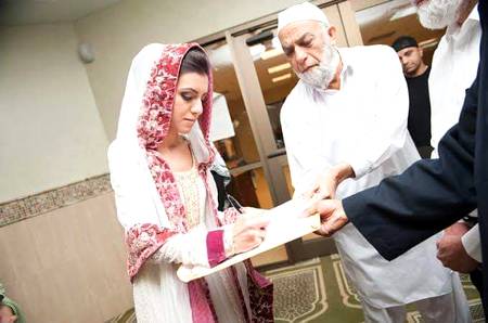 بیشک اللہ
نےکرونا وباء سے  سمجھا دیا کے
شادی سادگی اور بغیر خرچے سے بھی ہو سکتی ہے 💯