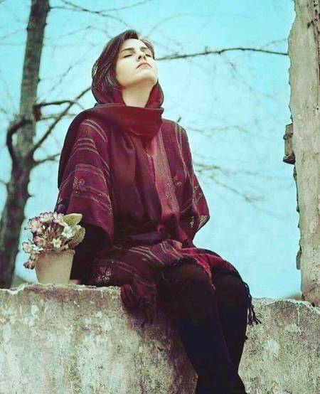 بچھڑنے کی اذیّت کو
اگر تم جاننا چاھو
تو کچھ پل کو
ذرا یہ سانس اپنی روک کر دیکھو 
تمہیں محسوس یہ ہو گا
بچھڑنا موت جیسا ہے...!!