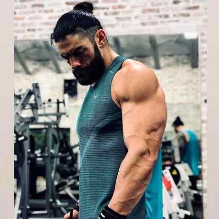 میں اب آہستہ آہستہ سمجھ رہا ہوں کہ
لوگ پنکھے کیساتھ کیوں لٹکتے ہیں