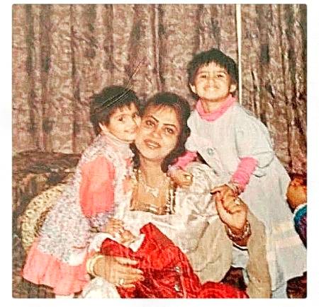 Sajal aly childhood pic with her mother❤