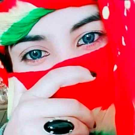 وہ نقاب لگا کرخود کو عشق سے محفوظ سمجھتی رہی 
اتنا بھی نہ سمجھی عشق چہروں سے نہیں نظروں سے شروع ہوتا ہے