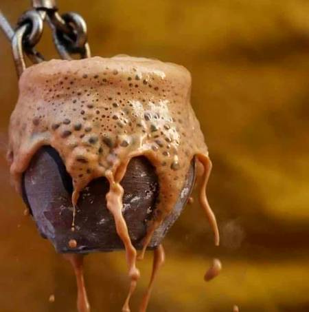 ﻃﻠﺴﻢِ ﻣﺼﺮ ﮨﮯ ﺍﺳﮑﮯ ﺣﺴﯿﻦ ﮨﺎﺗﮭﻮﮞ ﻣﯿﮟ
ﻭﮦ ﺑﻨﺎﺋﮯ ﺍﮔﺮ ﭼﺎﺋﮯ ﺗﻮ ﻭﮦ ﺑﮭﯽ ﺟﺎﻡ ﮐﺮ ﮈﺍﻟﮯ