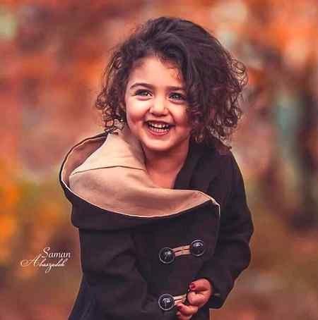 ماشومان ترې غبارې اخلي او خاندي
یو سړی دی خرڅوي خپلې ساه ګانې