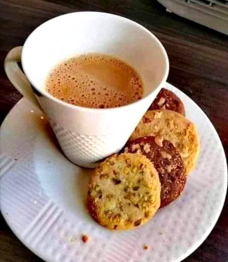 سنو
میری بات مانو
تلخیاں پینا چھوڑو
اس بارش کے موسم میں
آؤ مل کر چائے پیتے ہیں