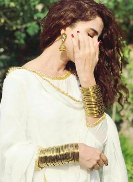 کُھلی زلفیں جو پسند ہیں انکو میری_
میں کیوں پونیوں پر خرچہ کروں 💕💕😉