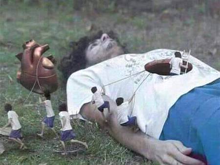 ﺩﻓﻦ ﮐﺮﻧﮯ ﺳﮯ ﭘﮩﻠﮯ ﻣﯿﺮﺍ ﺩﻝ ﻧﮑﺎﻝ ﻟﯿﻨﺎ
ﮐﮩﯿﮟ ﺧﺎﮎ ﻧﮧ ﮨﻮ ﺟﺎﺋﯿﮟ ﻭﮦ ﺍﺱ ﻣﯿﮟ ﺭﮨﻨﮯ ﻭﺍﻟﮯ