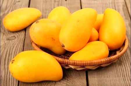 سُنو   جاناں    مِیٹھا   آم    کبھی   کچا    نہیں   ہوتا,,
میلے بابو نے تھانا تھایا والا  پیارکبھی سچا نہیں ہوتا..