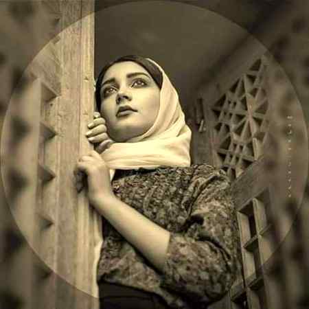 میں قہقہہ لگا کر
آنسوں کی توہین کرنے والی لڑکی ہوں