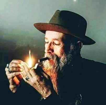 چاند نکلا تو میں لوگوں سے لپٹ لپٹ کررویا
غم کے آنسو تھے جو خوشیوں کے بہانے نکلے۔