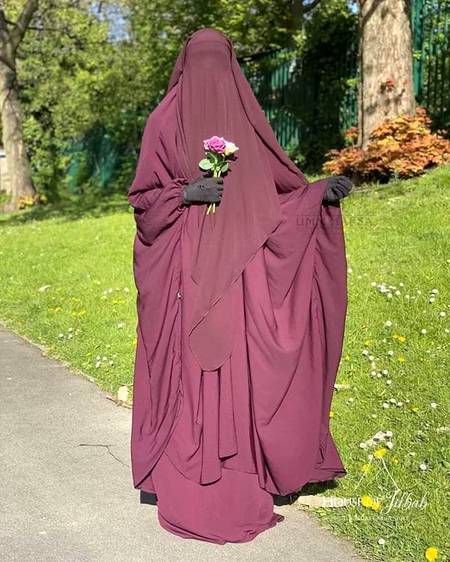 میں یہ سمجھنے کی کوشش کرتا رھا کہ مدین کی اس لڑکی میں موسی علیہ السلام نے کیا دیکھ لیا تھا کہ اس کو پانے کے لیے اپنی زندگی کے دس برس اس کے مہر میں صرف کر دیے!

تو مجھے جواب بھی قرآن میں ہی مل گیا *(تمشي على استحياء)* کہ وہ حیا کی پیکر تھی، چلتے ہوئے لگتا تھا کہ اس کی چال حیا کی  مجسم تصویر ہے.

اللہ نے مدین کی اس لڑکی کے قد و قامت اور شکل و صورت کو بیان نہیں کیا بلکہ اس کے سب سے قیمتی وصف حیا کا تذکرہ کیا....
سبحان الله

