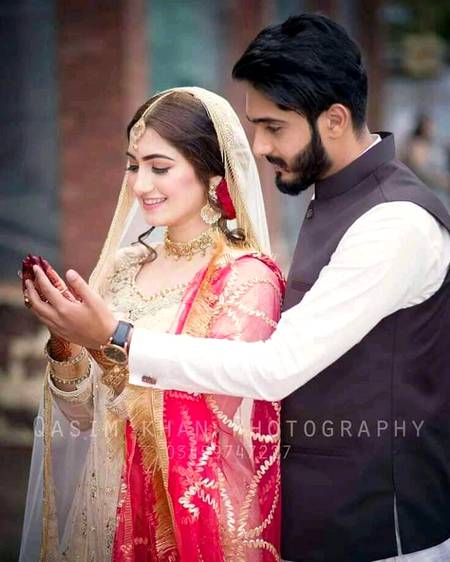 میرے ہاتھوں میں تیرے نام کی لکیریں ہوں نہ ہو

میرے ہاتھوں کی سب دعائیں تیرے نام کی ہیں

Chaand👌