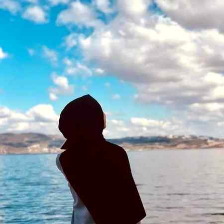 کبھی ایسا بھی ہو جاناں
میں جو لکھو 
تمہارے دل پہ یوں اترے 

سنہری جل پری جیسے
روپہلی چاندنی میں
کھللھلاتی جھیل میں اترے

کہ جیسے نیگوں پانی پہ تیرا اور میرا
عکس ظاہر ہو
تو ایسا ہو
وہیں وہ پل ٹہر جائے
سمے کی سانس تھم جائے
کبھی ایسا بھی ہو
جاناں