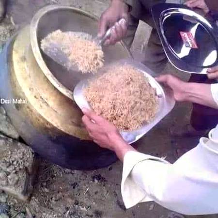 یہ کوئ سیاسی پوسٹ نہیں ھے
ایک نائی شادی کا کھانا پکا رہا تھاکہ چاول خراب ہوگئے۔ وہ  گھبرا گیا کہ اچانک اسے ایک بہانہ سوجھا اسنے شادی والوں سے کہا کہ دھیان رکھنا کہ جب بارات آ ئے تو کوئی پٹاخہ نہ چلا دے نہیں تو چاول جڑ جائیں گے۔
جیسے ہی بارات آئی تو لڑکی والے جلدی سے بارات کی طرف لپکے کہ پٹاخوں سے روک لیں مگر انکے پہنچنے تک بارات نے پٹاخے پھوڑ دیئے۔
جونہی نائی نے پٹاخوں کی آواز سنی تو اس نے پرنا کندھے پر رکھا اور وہاں سے یہ کہتا ہوا چل دیا ' آکھیا وی سی ہن سانبھو اپنی دیگاں میں چلا جے۔