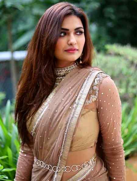 اب ایسا بھی نہیں کہ فقط اُداس ہی رہیں 

مر بھی تو سکتے ہیں ہم تنہائ میں!!!