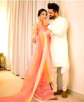 جب کسی لڑکی کو کوئی لڑکا شہزادی والی عزت دیتا ہے
تو پتہ چلتا ہے اسکی پرورش کسی ملکہ نے کی ہے 💖💕✌
Anum malik😍💕😇